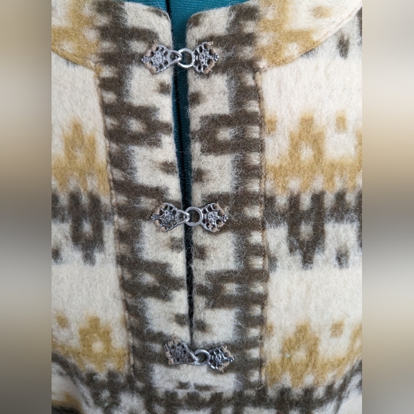 1 of a Kind Nordic handspun Wool with Viking metal clap closuresHandmade - Picture 4 of 4